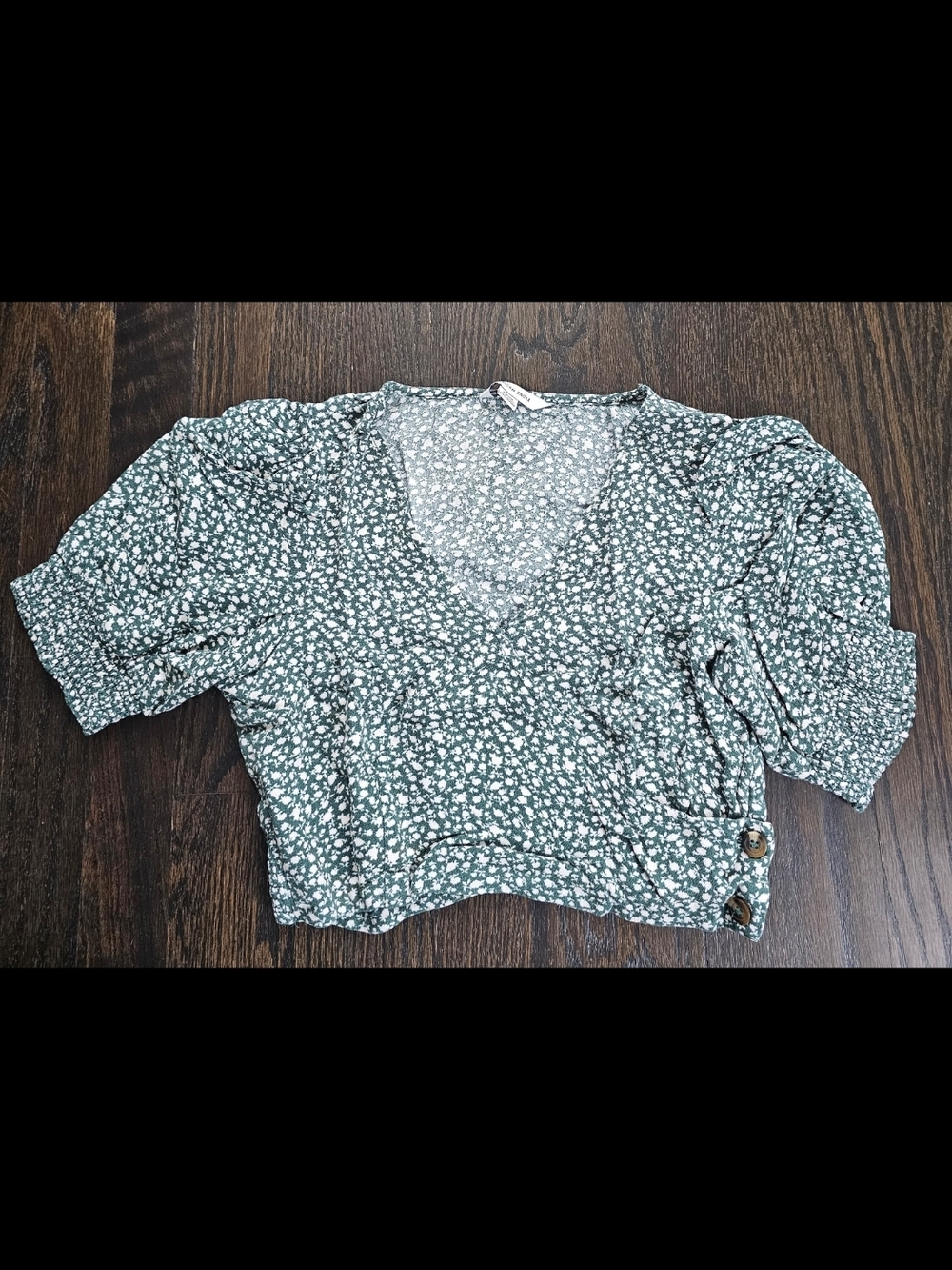 American Eagle Outfitters Green Floral V-Neck Puff Sleeve Crop Top